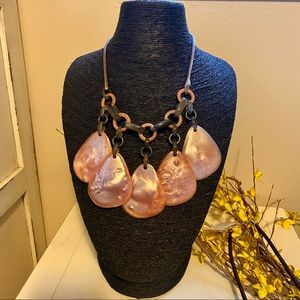 Beautiful shell, w gorgeous chain necklace!